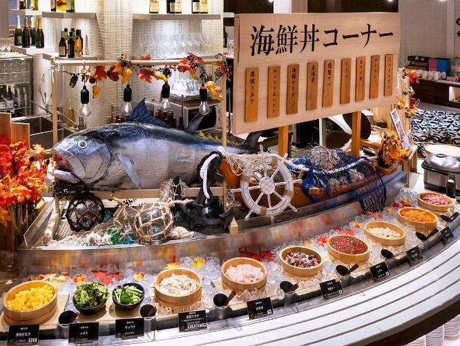 【2025秋・ブッフェ一例】イクラやマグロ、白ツブなどご自分のお好みの具材で作る海鮮丼。