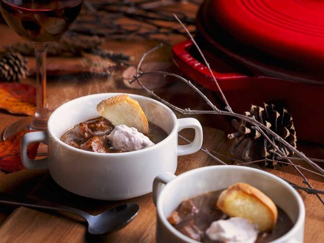 【2025秋・ブッフェ一例】名物のビーフシチューにハスカップクリームを添えて。