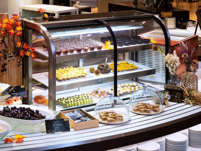 【2025秋・ブッフェ一例】木の実のタルトや洋ナシを使ったケーキなどスイーツでも秋の味覚をふんだんに。