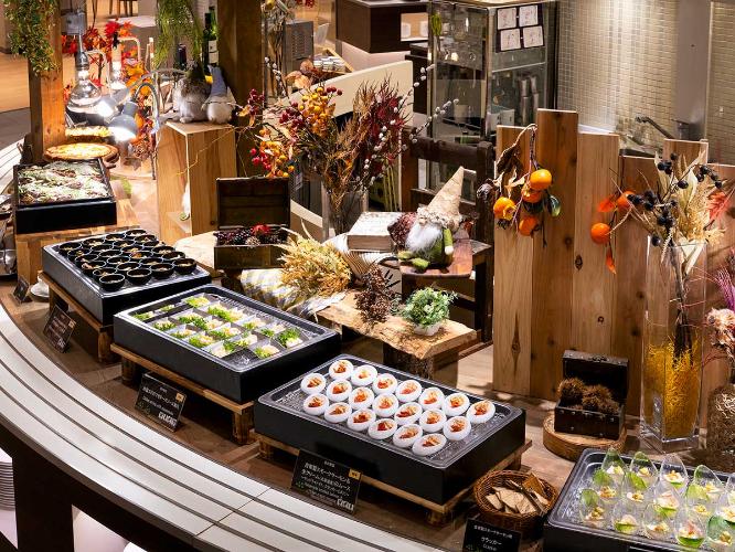 【2025秋・ブッフェ一例】和洋中の豊富な前菜メニューはワインとの相性も抜群です。