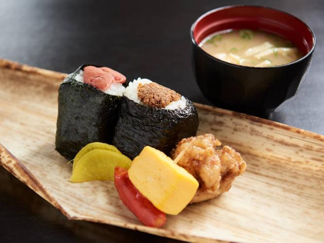 朝食はおにぎり＆唐揚げのセット♪