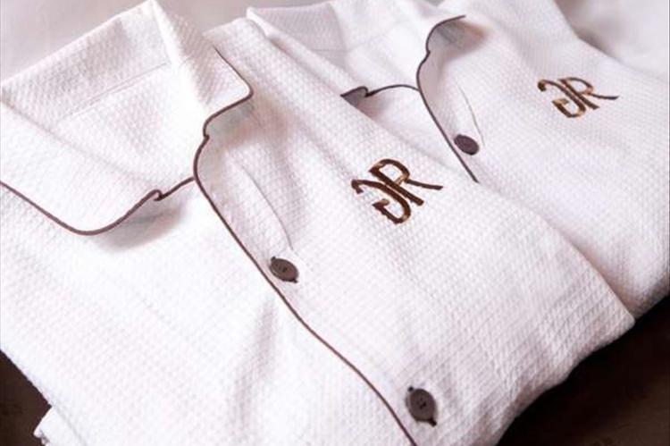 ガウン：各階貸出棚にご準備しています