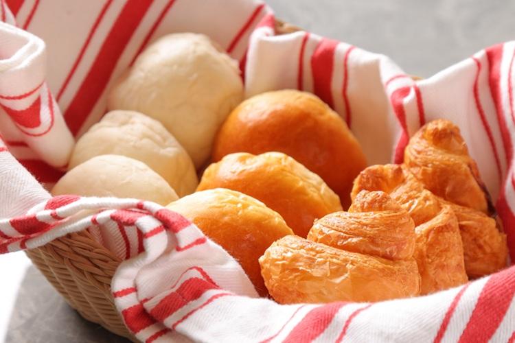 朝食ビュッフェ パン各種