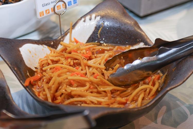 朝食ビュッフェ きんぴらごぼう