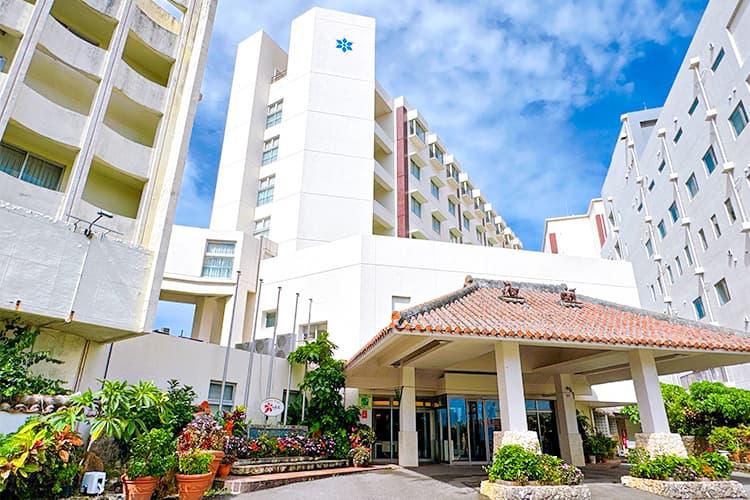 【外観】ホテルエントランスは赤瓦の屋根が目印☆