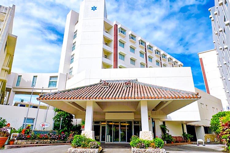 【外観】ホテルエントランスは赤瓦の屋根が目印☆