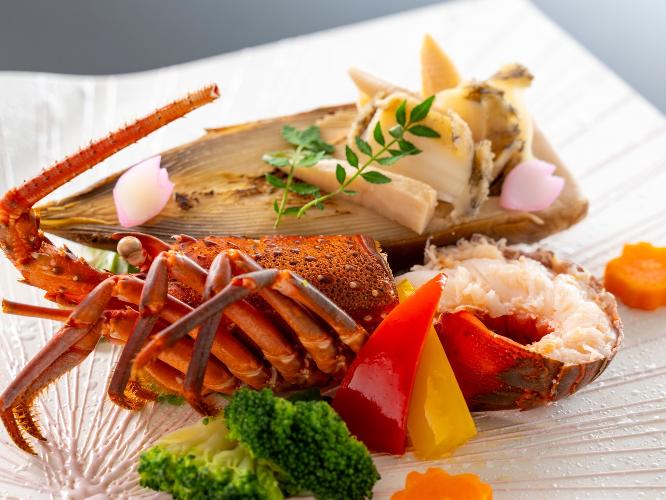 【蝦夷鮑の筍挟み焼き】噛む度に広がる鮑の旨味と筍の香りをほくほくの地物伊勢海老と共に味わう春の逸品