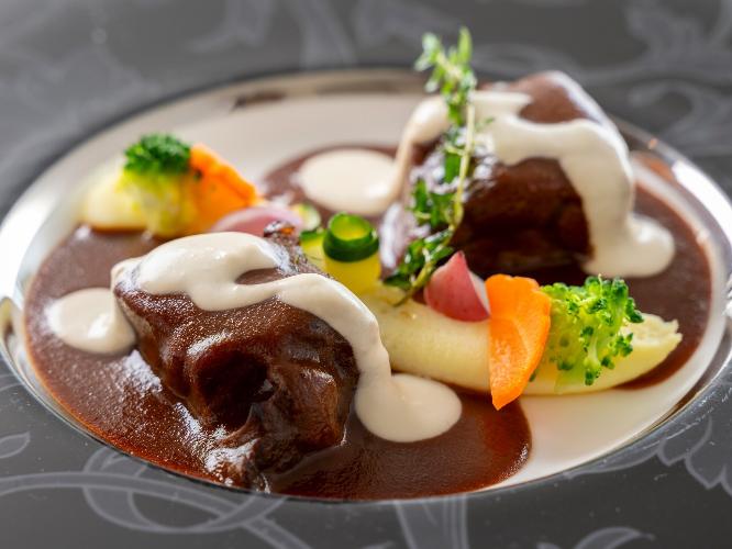 【希少部位食べ比べ】幻の牛と呼ばれる四万十牛、2種の希少部位をほろほろに煮込んだ一皿で食べ比べを堪能