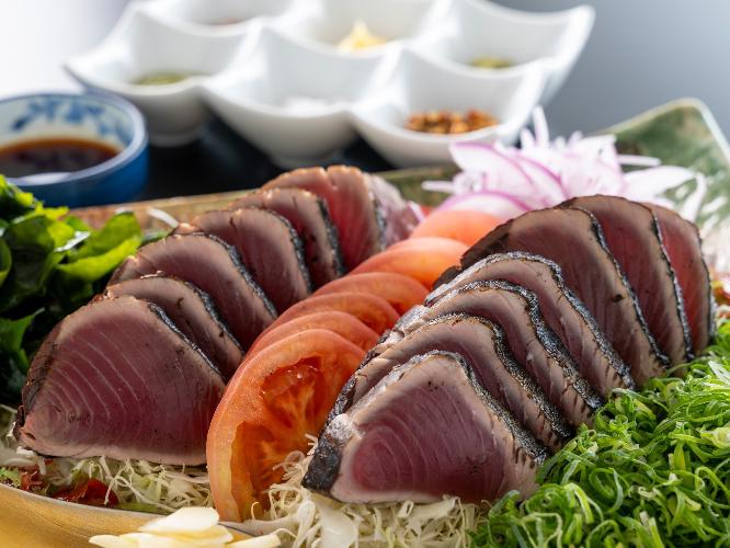 【初鰹のタタキ味比べ】さっぱりと弾力ある春の初鰹を総料理長が厳選した7種の味わいでお楽しみください