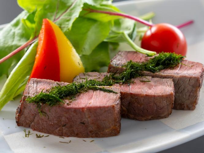 【和牛ロースト】香り高いすじ青のりをまぶした和牛ローストのジューシーな旨味溢れる脂と絶妙に調和