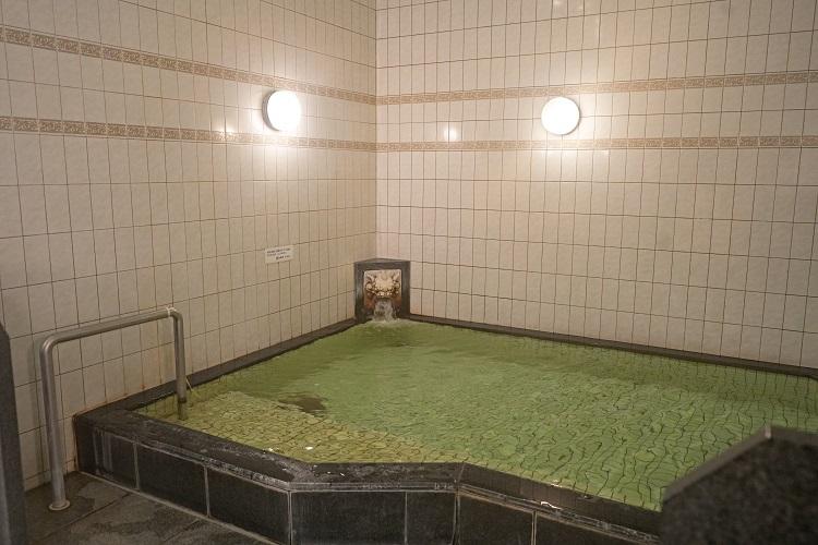 【大浴場】季節の薬草風呂で旅の疲れをリフレッシュ☆　3月〜5月：レモングラス風呂　6月〜8月：長命草風呂　9月〜11月：月桃風呂　12月〜2月：シークワーサー風呂をお楽しみいただけます