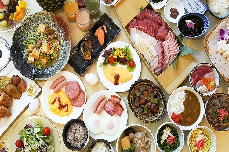【朝食】30種類以上の豊富なメニューが並ぶ、和・洋・琉球バイキング