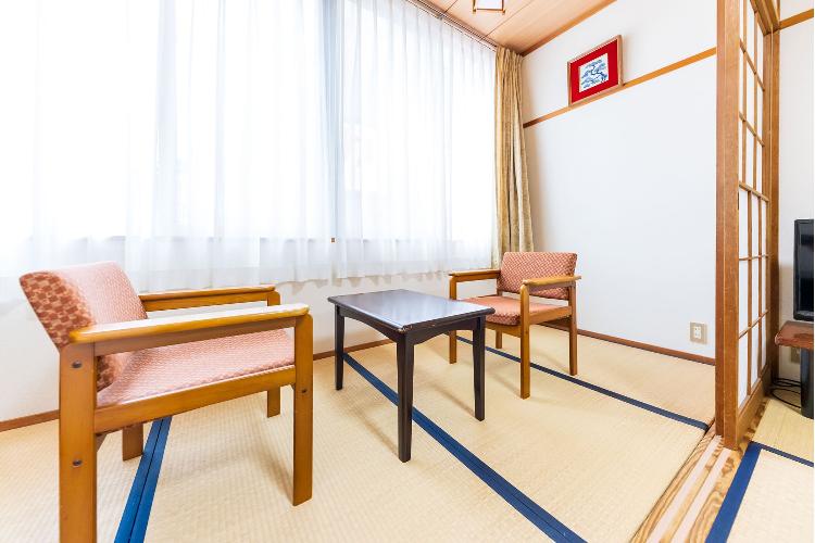 ■和室■やわらかな光が差し込む広縁で、心ほどけるひとときを。