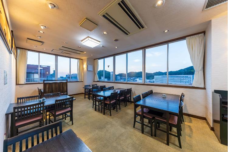 ■７階レストラン■自然の光と景色に包まれる、心地よいレストラン時間。