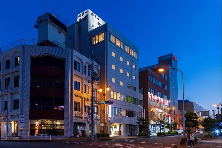 ■外観■夜の灯火に包まれる、静かなホテル時間。