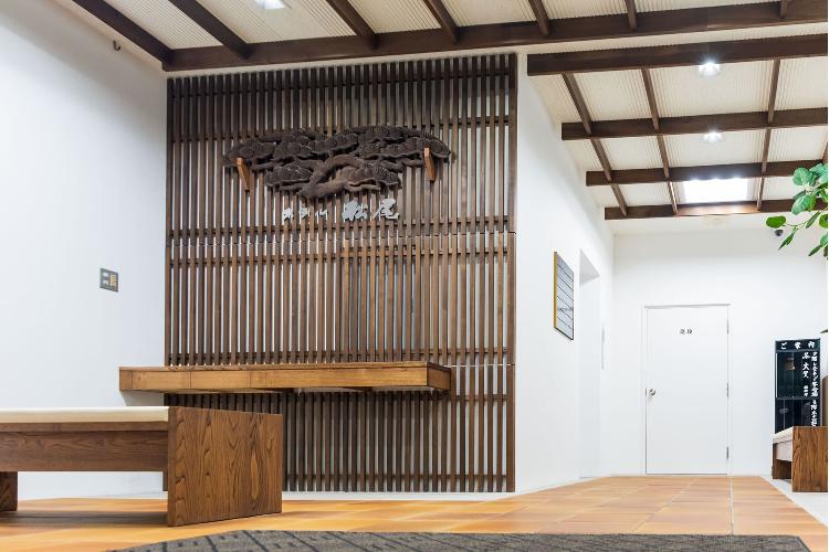 ■内観■旅館時代の木彫の装飾がお出迎え