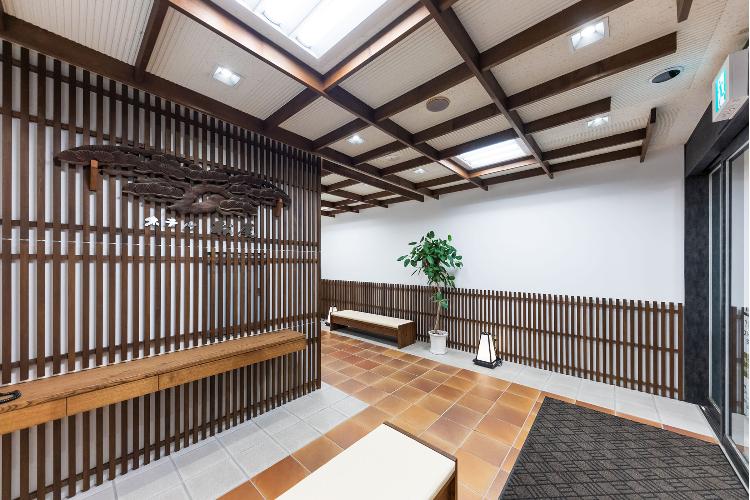 ■内観■旅館時代の木彫の装飾がお出迎え