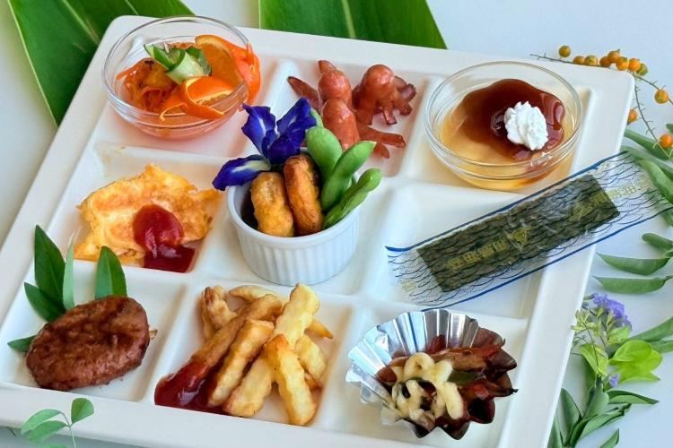 那覇の街並みを一望できるレストランで味わう9品目の朝食。