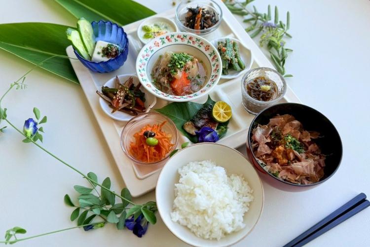 那覇の街並みを一望できるレストランで味わう9品目の朝食。