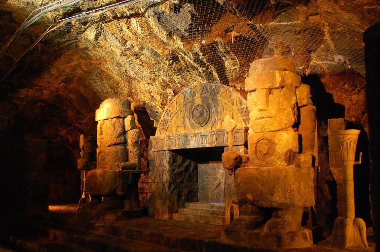 提供元：岩国市観光振興課　地底王国美川ムーバレー