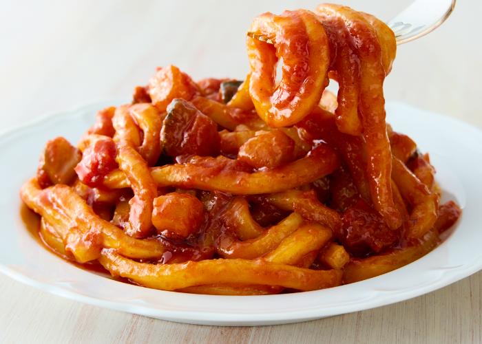 【ナポリタン風うどん】もっちりとしたうどんに、トマトの風味豊かなソースを絡めたやさしい味わい