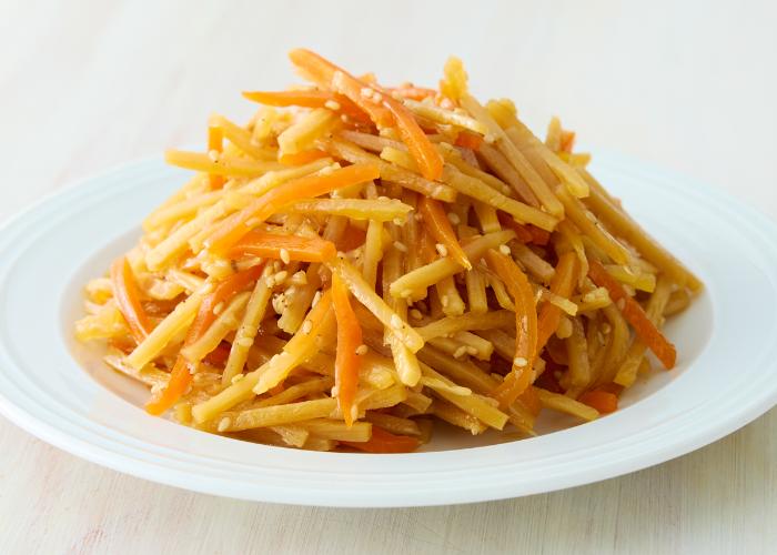 【きんぴらごぼう】シャキッとしたごぼうに、人参の彩りとごまの香ばしさを添えたやさしい甘辛味の一品