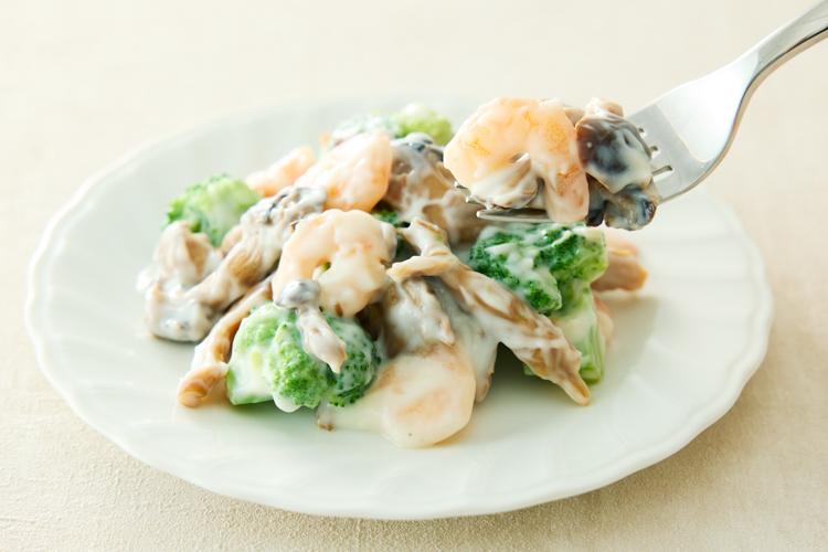 【海老とキノコのホワイトソース】海老のプリプリした食感とキノコの旨味がマッチしたクリーミーな味わい