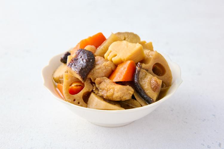 【筑前煮】鶏肉と根菜をじっくり煮込み、だしの旨みがしみ込んだやさしい味わい