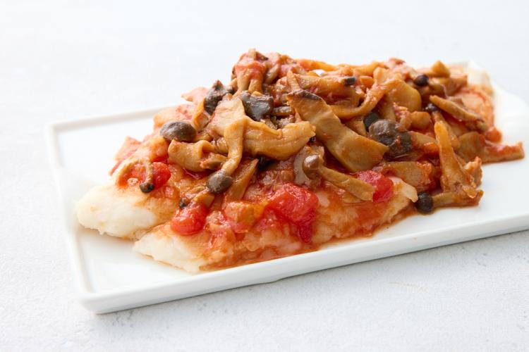 【白身魚とキノコのトマトソース】ふんわりとした白身魚に、きのこの香り豊かなトマトソースがよく合います