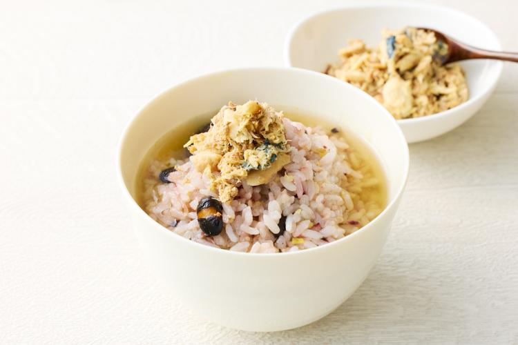 【だし彩ごはん(平日限定)】雑穀米に鯖フレークとブイヨンスープをかけて楽しむアレンジメニュー