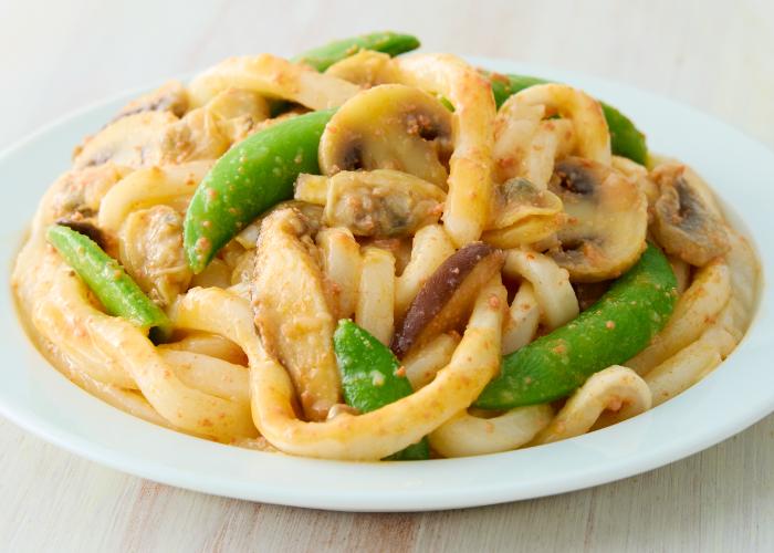 【明太あさりうどん】もちもちのうどんに、明太子のほどよい塩味とコクを絡めたやさしい味わい