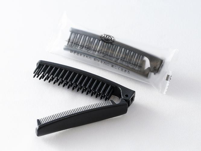 ブラシとコームの2WAYタイプのヘアブラシをご用意(環境に配慮したバイオマスを使用)。