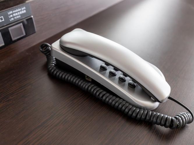 内線7番にてフロントへと電話がつながります。外線電話のご利用は有料です。