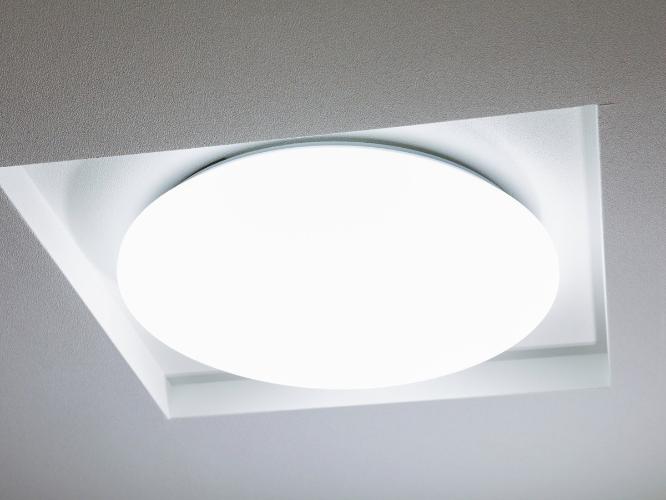 明るさにこだわったシーリングライトを導入。