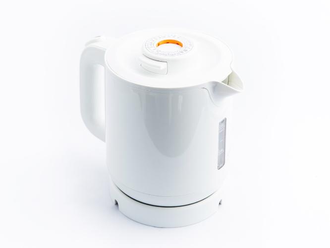 温かいお飲み物を飲めるように、電気ケトルをご用意。浴室のお水は飲料水ですのでご利用ください。