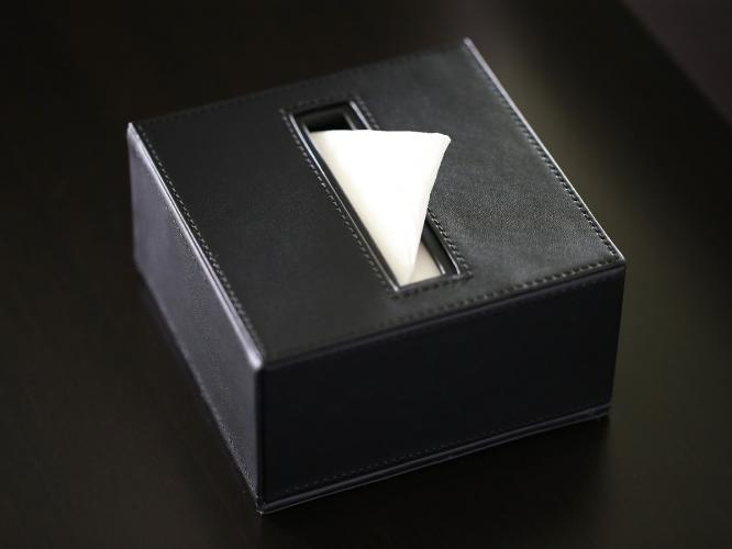 ティッシュをご用意。デスクの引き出し内に予備もございます。