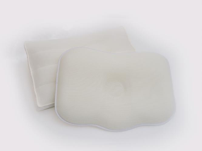 大きさや硬さ、素材感の異なる2種類の枕を設置しております。