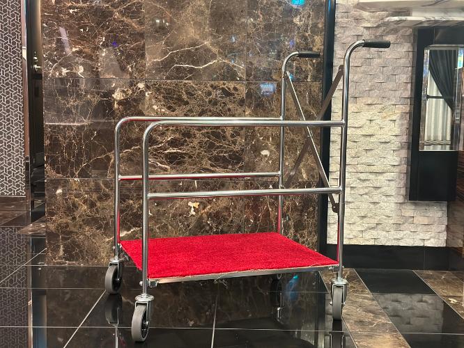 〈台車〉フロントにてご用意しています。在庫に限りがございます。