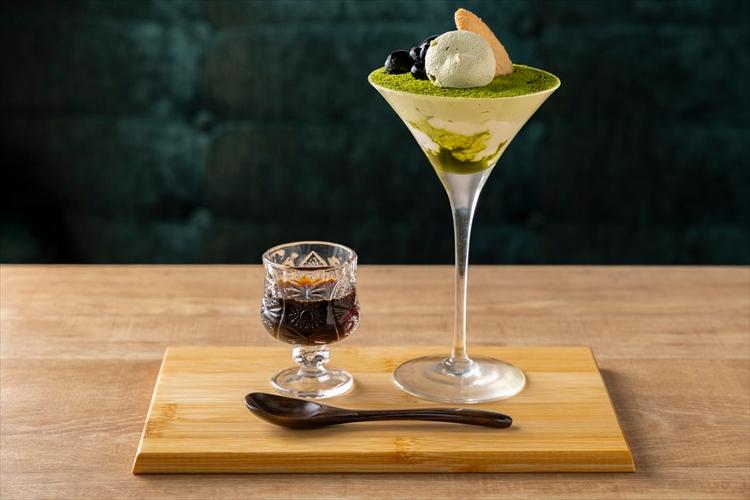 【バー】メニュー一例：香り高い抹茶のほろ苦さと、ティラミスのコクが重なる贅沢パフェ