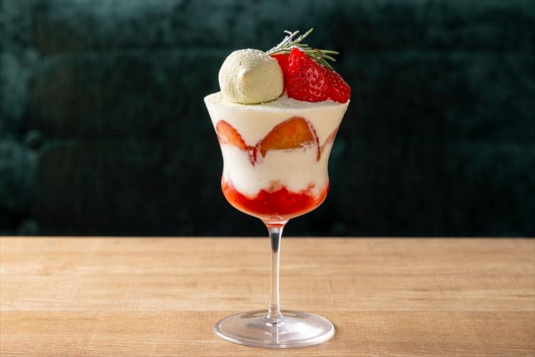 【バー】メニュー一例： 甘酸っぱい苺の層が広がる、上質で軽やかな味わいのパフェ