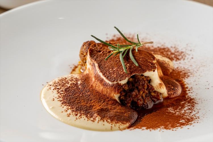 【ディナー】メニュー一例：ゲイシャコーヒーの華やかな香りが広がる、香り高い大人の上質なティラミス