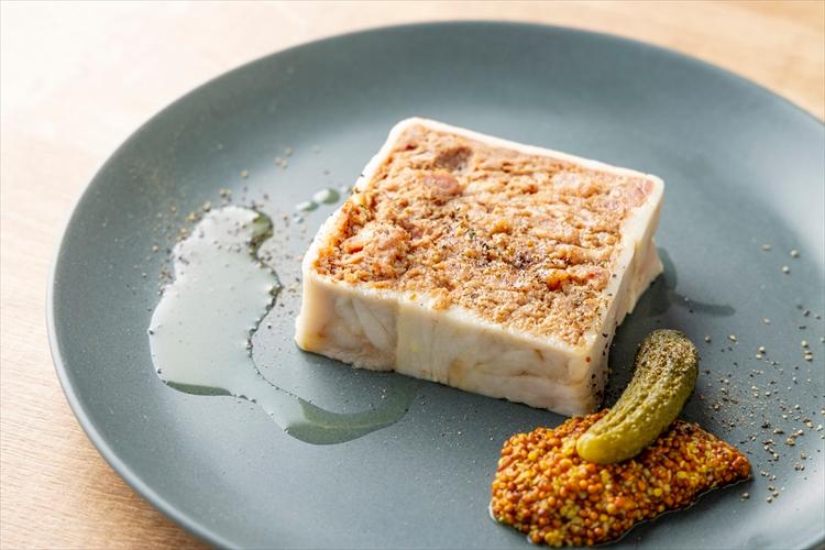 【ディナー】メニュー一例：肉の旨みをぎゅっと閉じ込めた、クラシックなフランス惣菜