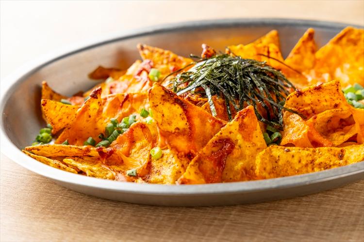 【ディナー】メニュー一例：スパイスの余韻と食感がクセになる、気軽につまめる人気のナチョス