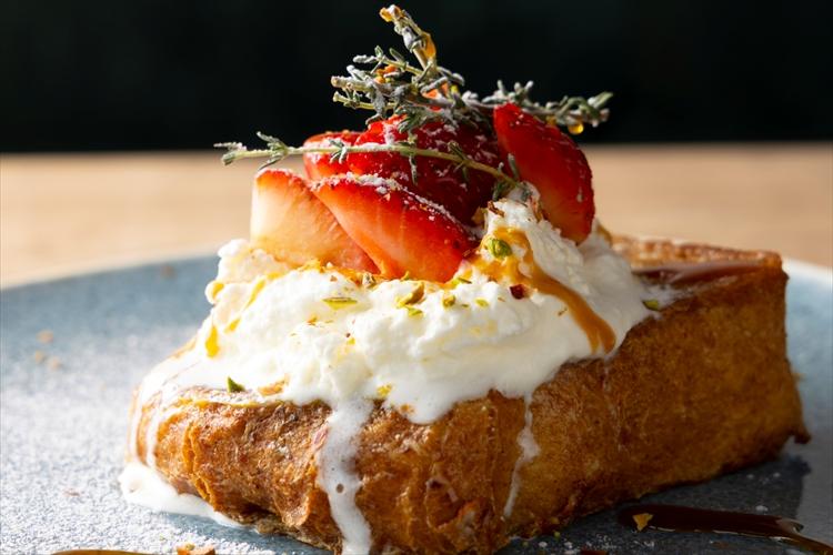 【ランチ】メニュー一例：いちごとキャラメルのフレンチトースト