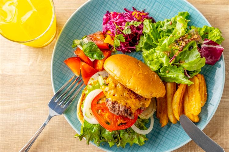 【ランチ】メニュー一例：九州産牛プレミアムバーガー