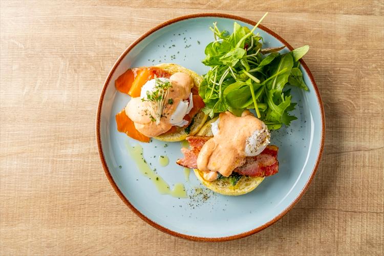 【ランチ】メニュー一例：プレミアムエッグベネディクト　博多明太ソース