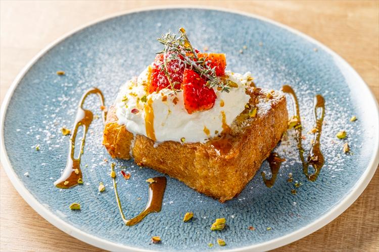 【ランチ】メニュー一例：いちごとキャラメルのフレンチトースト