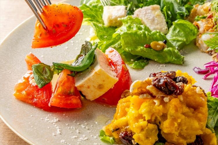 【ブレックファースト】メニュー一例：新鮮な野菜とスーパーフードを合わせた、身体が喜ぶウェルネスプレート