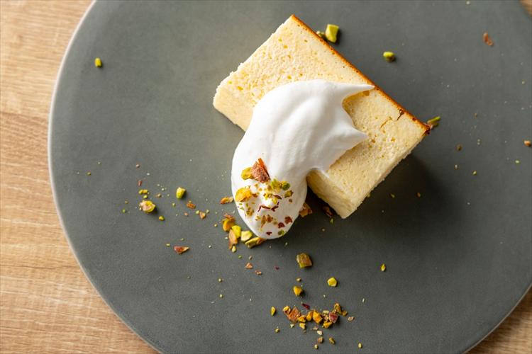 【ブレックファースト】メニュー一例：福岡県産生乳のコクを閉じ込めた、濃厚なバスクチーズケーキ