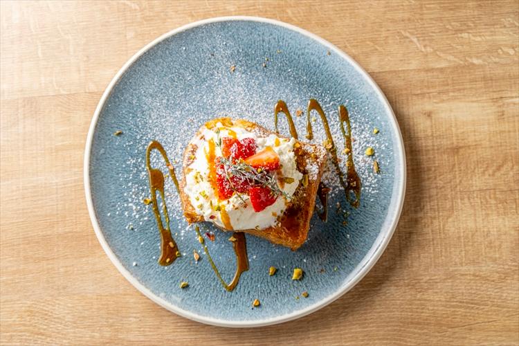 【ブレックファースト】メニュー一例：ふわとろ食感のフレンチトーストに、いちごの贅沢スイーツ